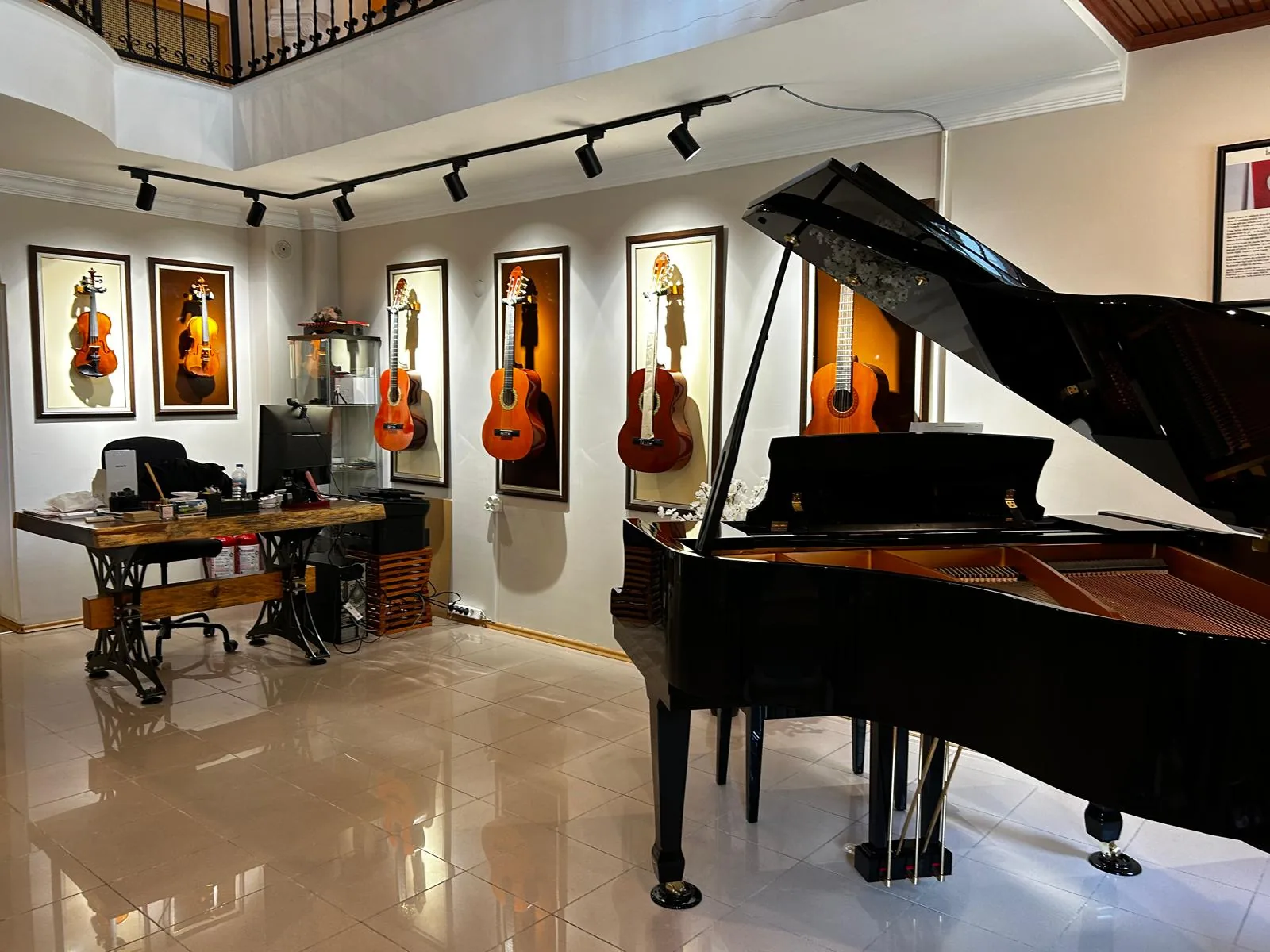 Gitar ve yaylı çalgıların bulunduğu derslik