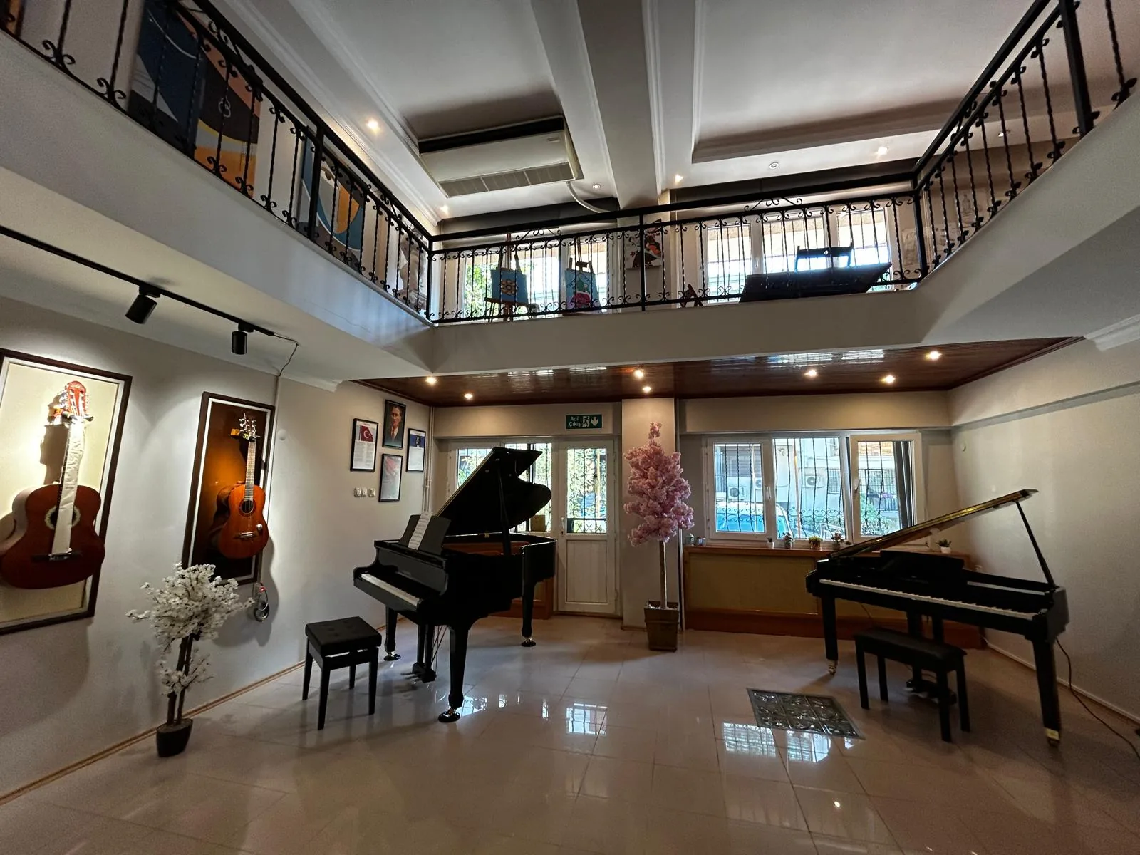 Anıl Akiş Akademi müzik salonunun genel görünümü