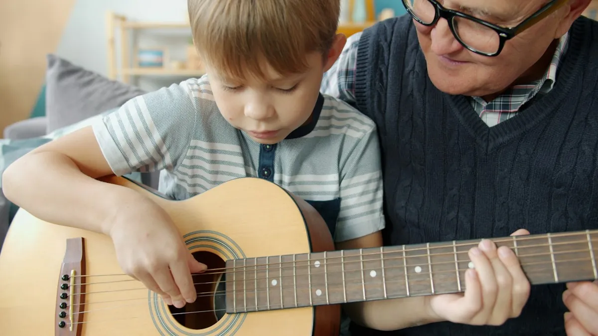 Gitar kursu İzmir: çocuk öğrenci akustik gitarda ilk akorlarını çalışıyor