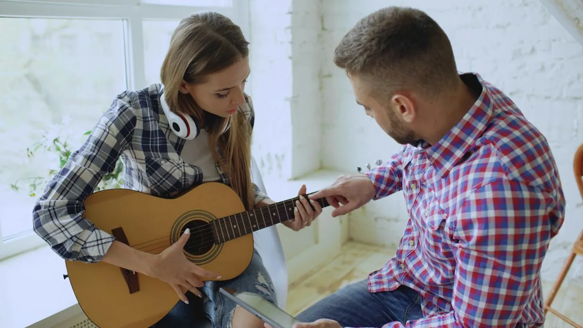 İzmir gitar kursunda eğitmen eşliğinde akustik gitar dersi