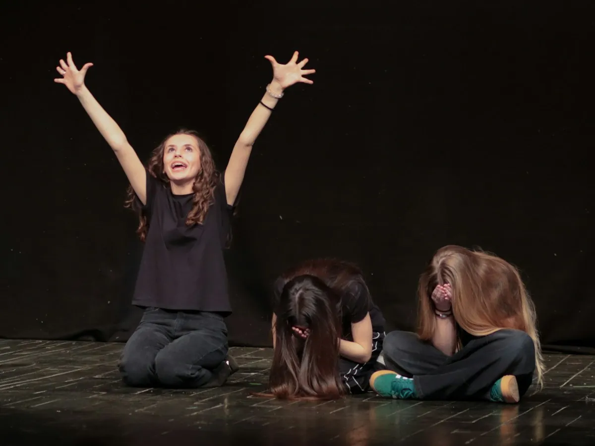 Yaratıcı drama kursu İzmir: sahnede doğaçlama çalışması